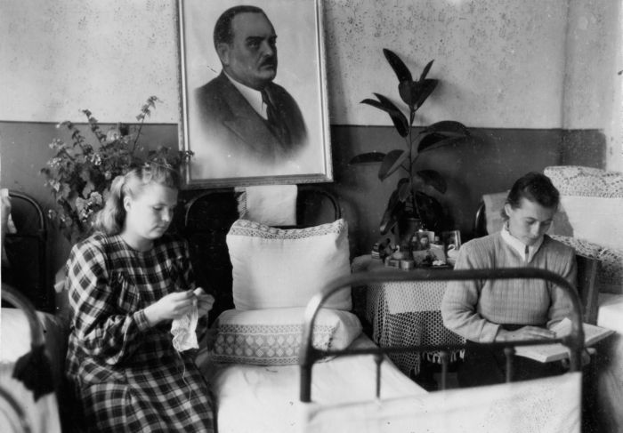Портреты вождей (Н.М. Шверник) сопровождали туляков и в жилище