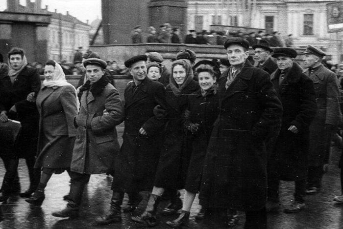 7 Ноября 1950 года. На заднем плане - трибуна на пл. Восстания