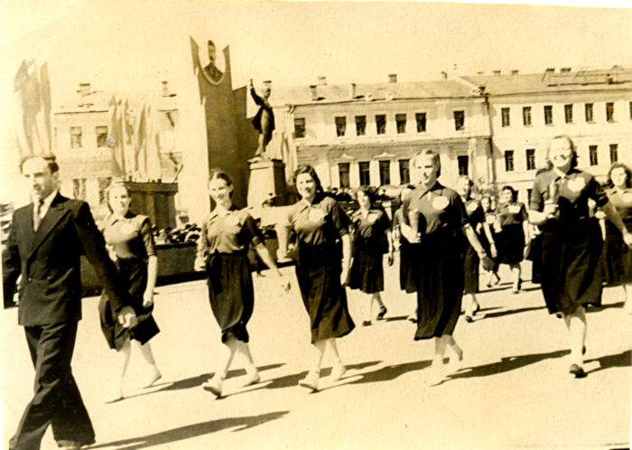 1 Мая 1953 года. Мимо центральной трибуны идут студенты