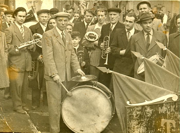 1960-е. Духовой оркестр - непременный участник демонстраций тех лет.