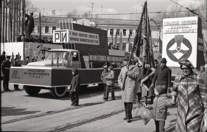 1 Мая 1981 года. Колонна завода РТИ на пл. Восстания