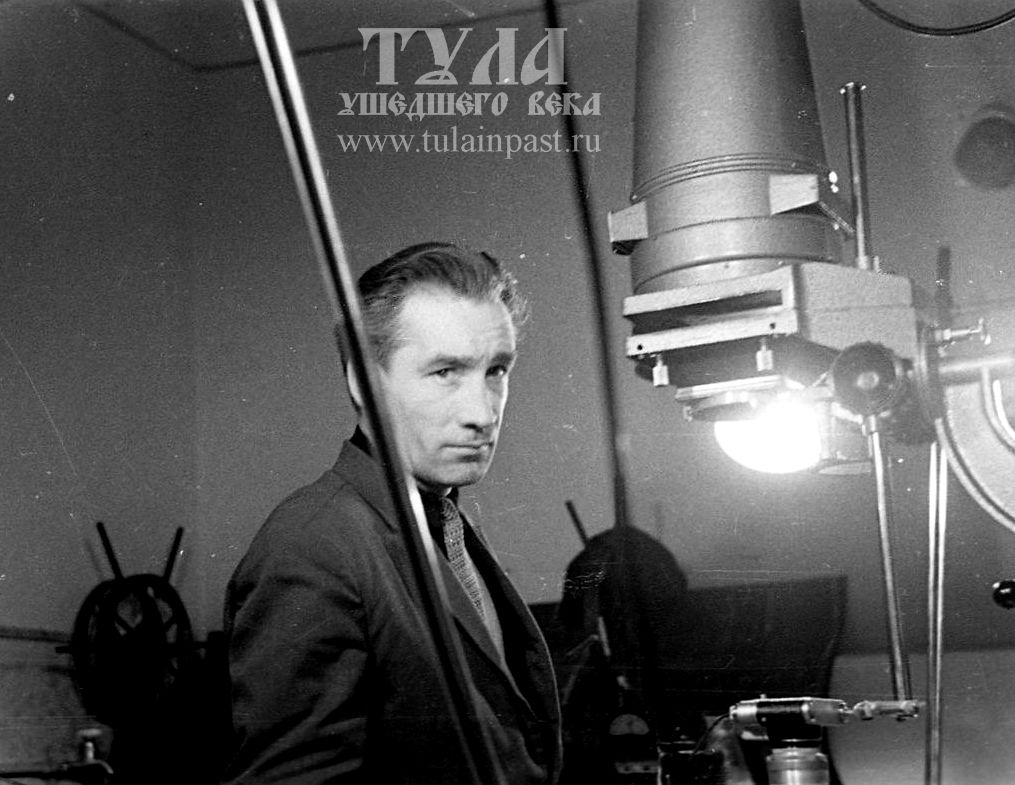 Владимир Иванович Егоров в фотолаборатории