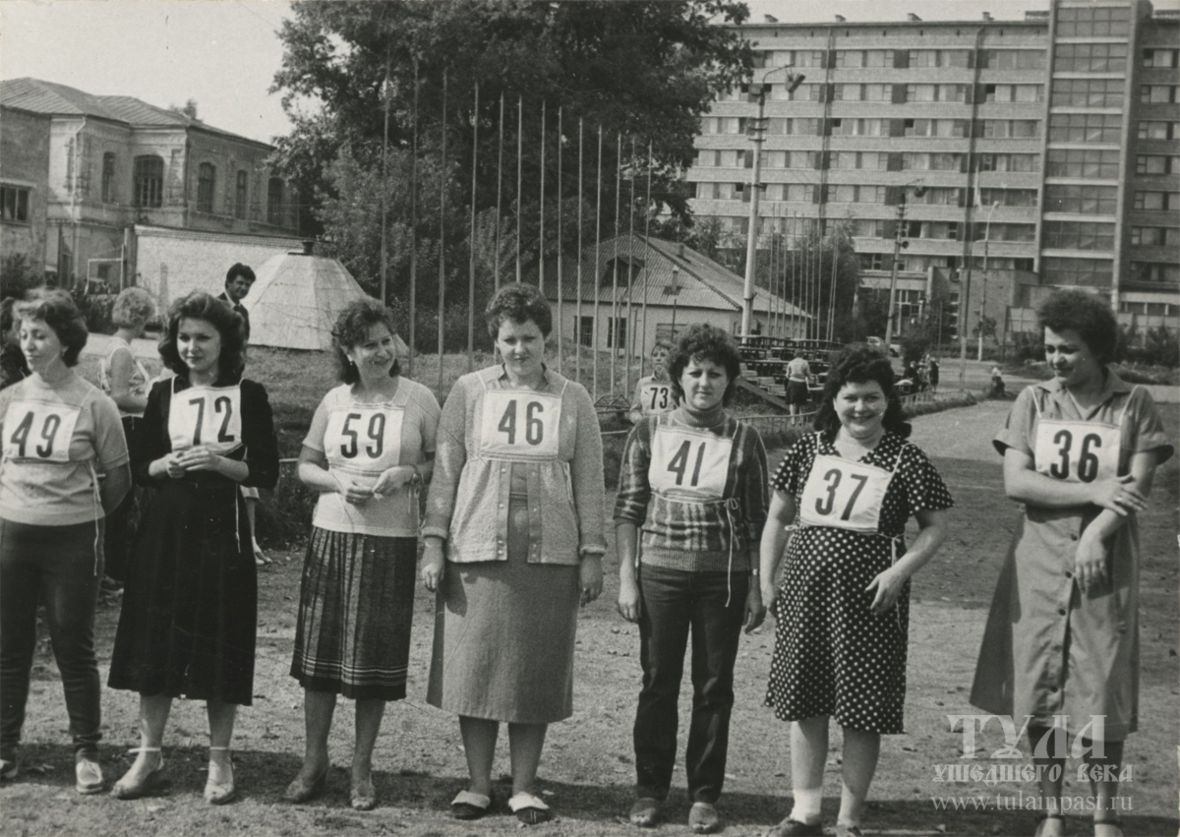 Работницы объединения парикмахерских в День бегуна 12 сентября 1982 года