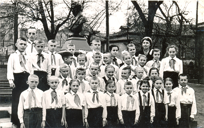 22 апреля 1960. Пионеры у памятника А.С. Пушкину