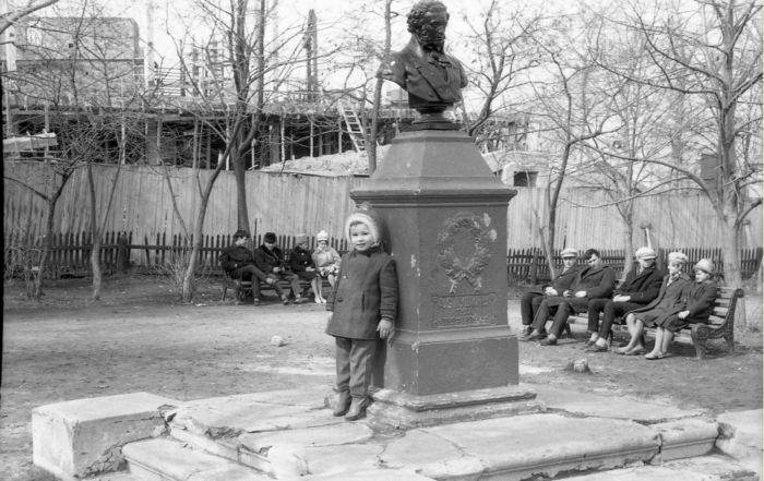 Конец 1960-х. На заднем плане - строящийся драмтеатр