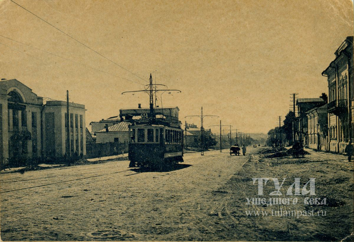 1930 год. Улица Октябрьская. Слева - сменная школа № 2