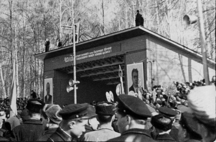 Туляки слушают сообщение о полете Гагарина