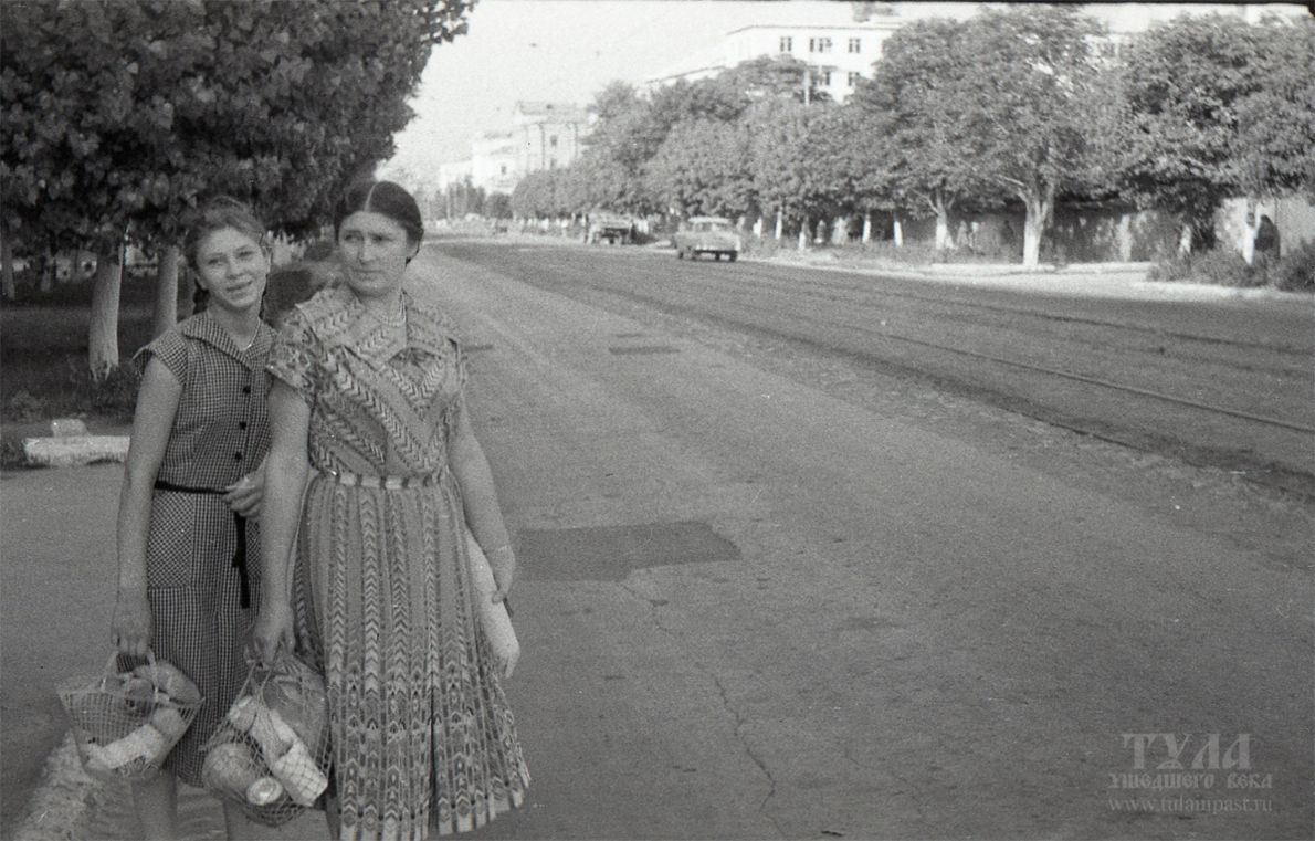 1959 год. Улица Коммунаров в районе современного сквера Тулякам-Героям. Фото Владимира Полюбина. В руках женщины (Веры Михайловны Полюбиной) - авоська.