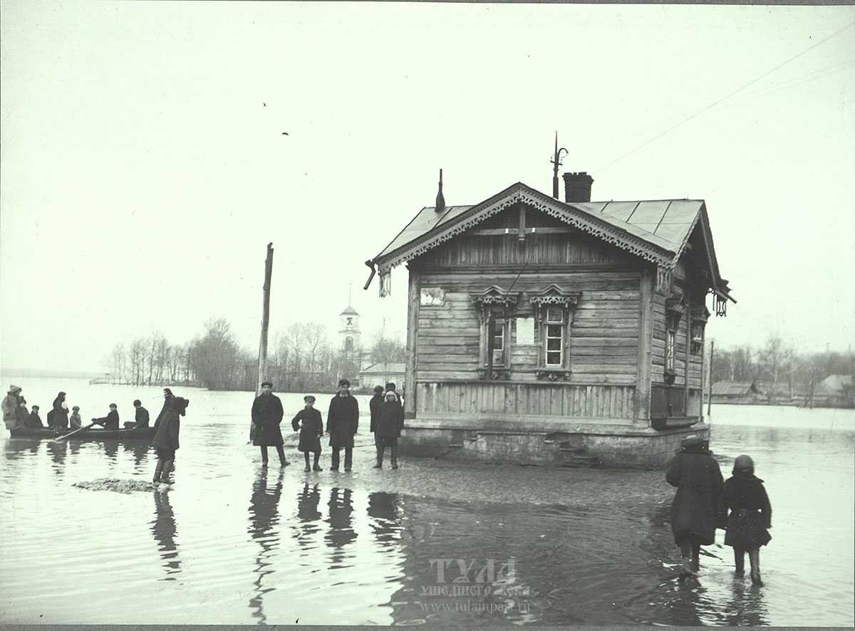 Водоразборная будка на улице Замочной. Весна 1926 года