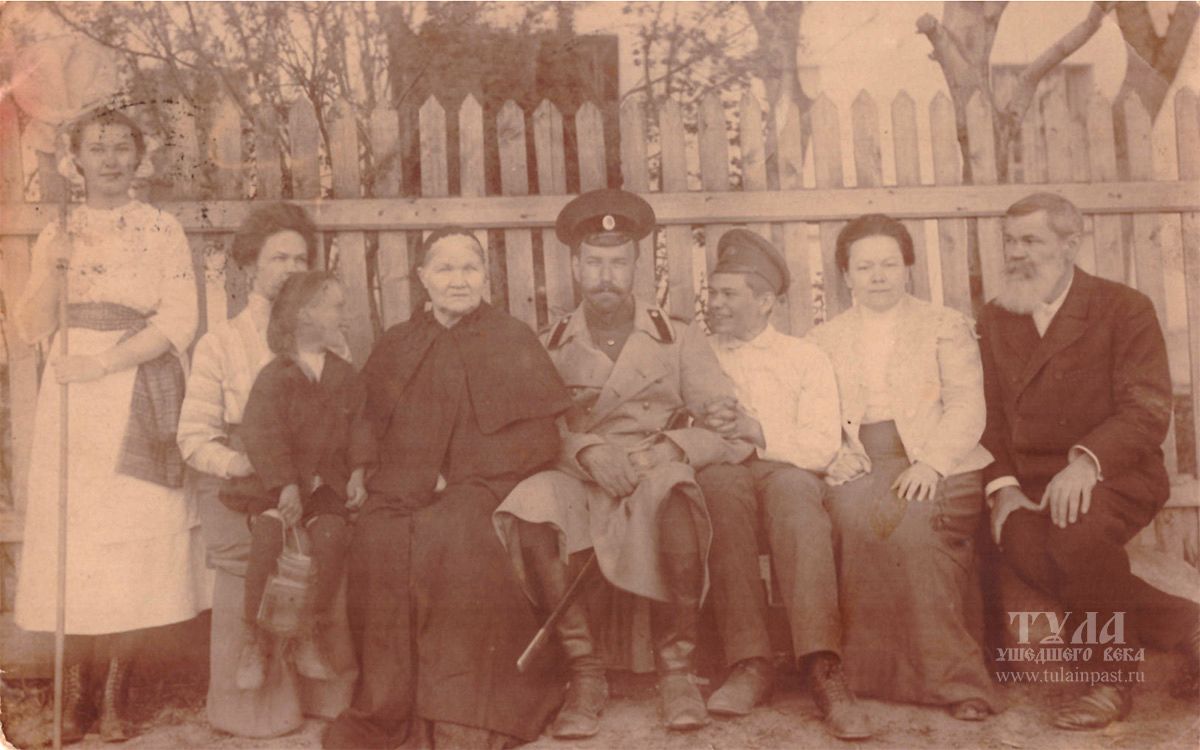 Василий Васильевич Рождественский в форме с матерью Марией Дмитриевной и родственниками в годы Первой мировой войны