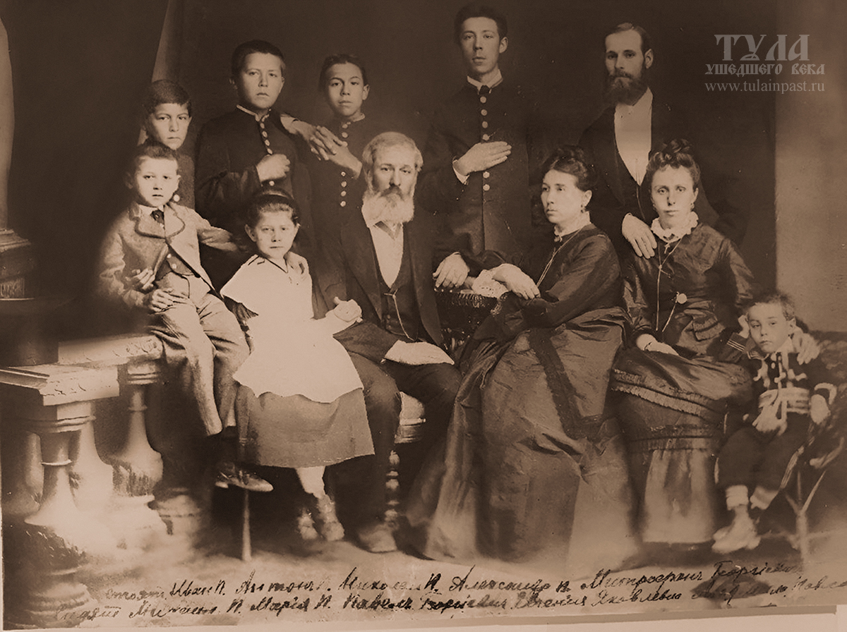 стоят слева направо: И. П. Чехов, Антон Чехов, Н. П. Чехов, Александр Чехов, М. Е. Чехов, сидят: М. П. Чехов, М. П. Чехова, Павел Егорович и Евгения Яковлевна Чеховы, Л. П. Чехова, Г. М. Чехов. Таганрог, 1874 год