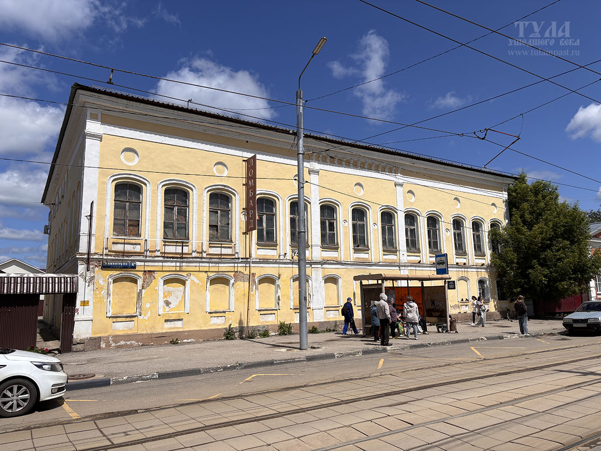 Здание бывшего банка Сушкина. Более 100 лет в нем работает старейший в Туле ломбард. Июнь 2025 года