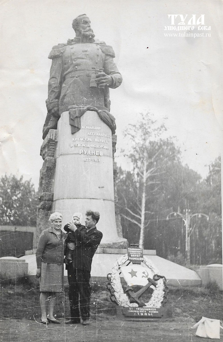 Конец 1950-х. У памятника В.Ф. Рудневу. Фото из архива Михаила Ростовцева